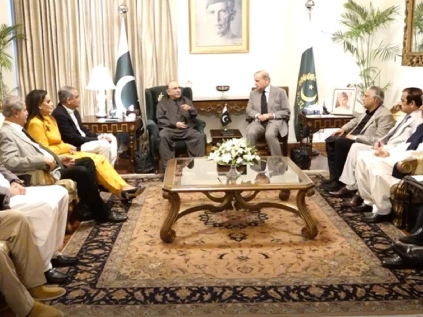 ایوانِ صدر میں صدر آصف علی زرداری اور وزیراعظم محمد شہباز شریف کی ہونے والی ملاقات کی تصویر۔